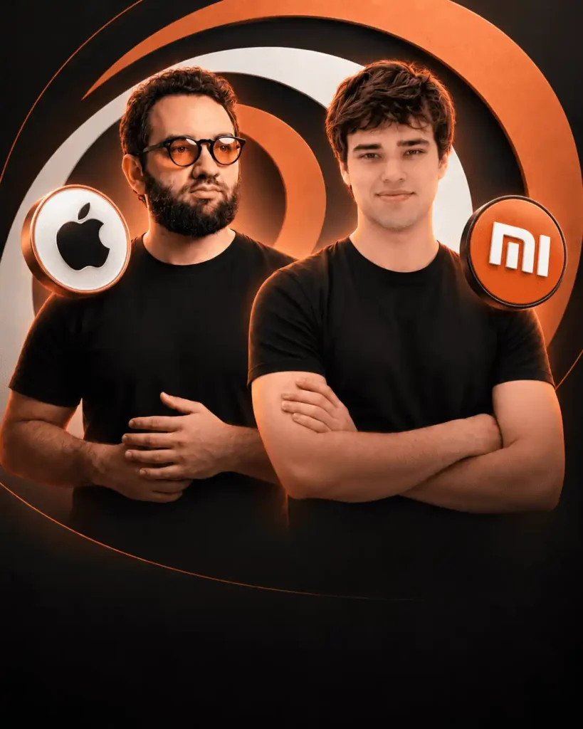 Fabio e João, sócios da Liven Assessoria, de camiseta preta em frente a uma espiral laranja, com os ícones da Apple e da Xiaomi ao lado.